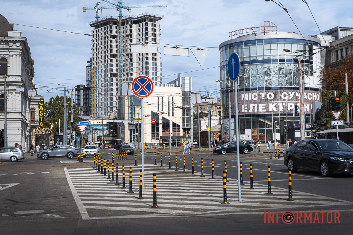 На проспекті Яворницького встановили стовпчики та дорожні знаки
