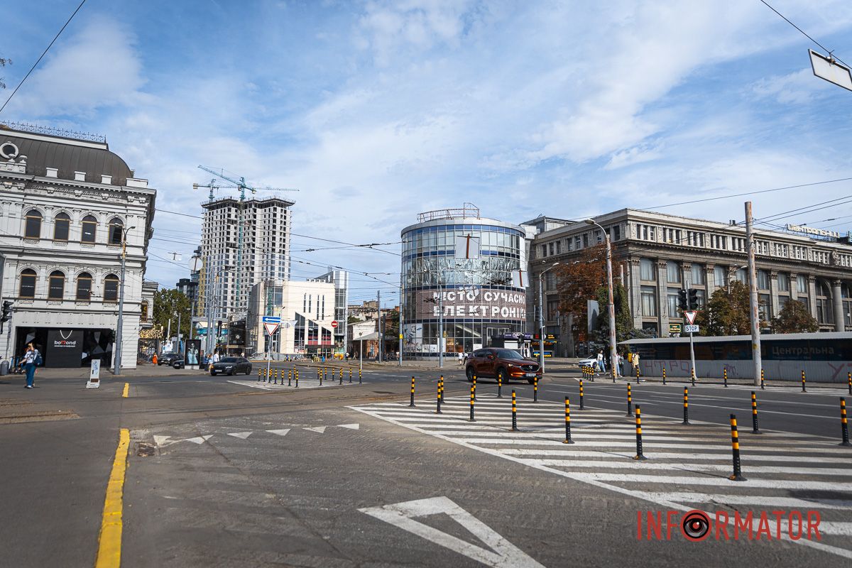 У центрі Дніпра встановили дорожні стовпчики та нові знаки 3