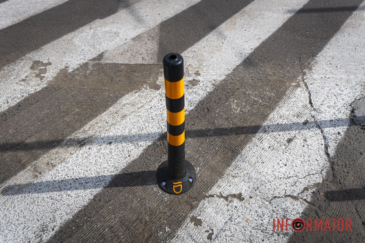 У центрі Дніпра встановили дорожні стовпчики та нові знаки 4