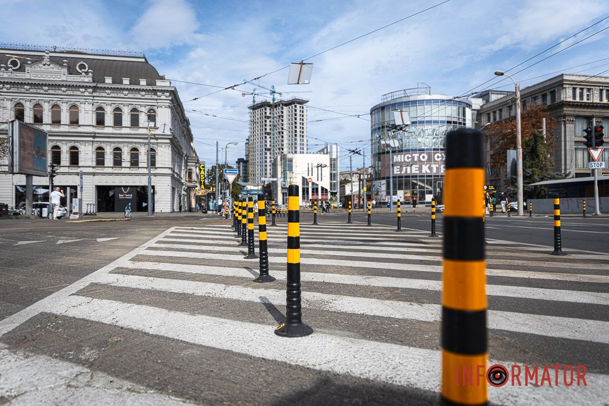 У центрі Дніпра встановили дорожні стовпчики та нові знаки 5