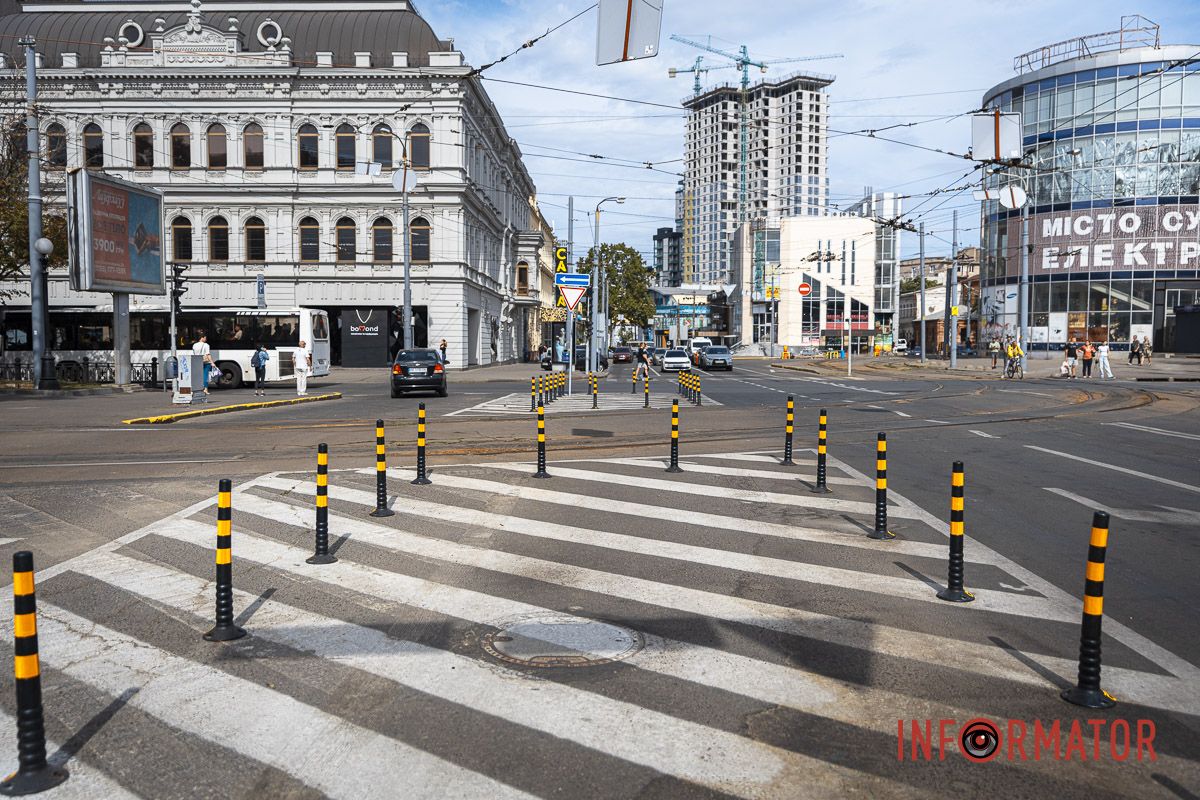 У центрі Дніпра встановили дорожні стовпчики та нові знаки 6