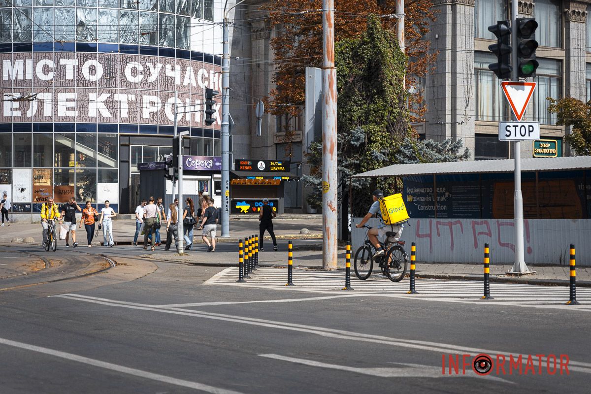 У центрі Дніпра встановили дорожні стовпчики та нові знаки 7
