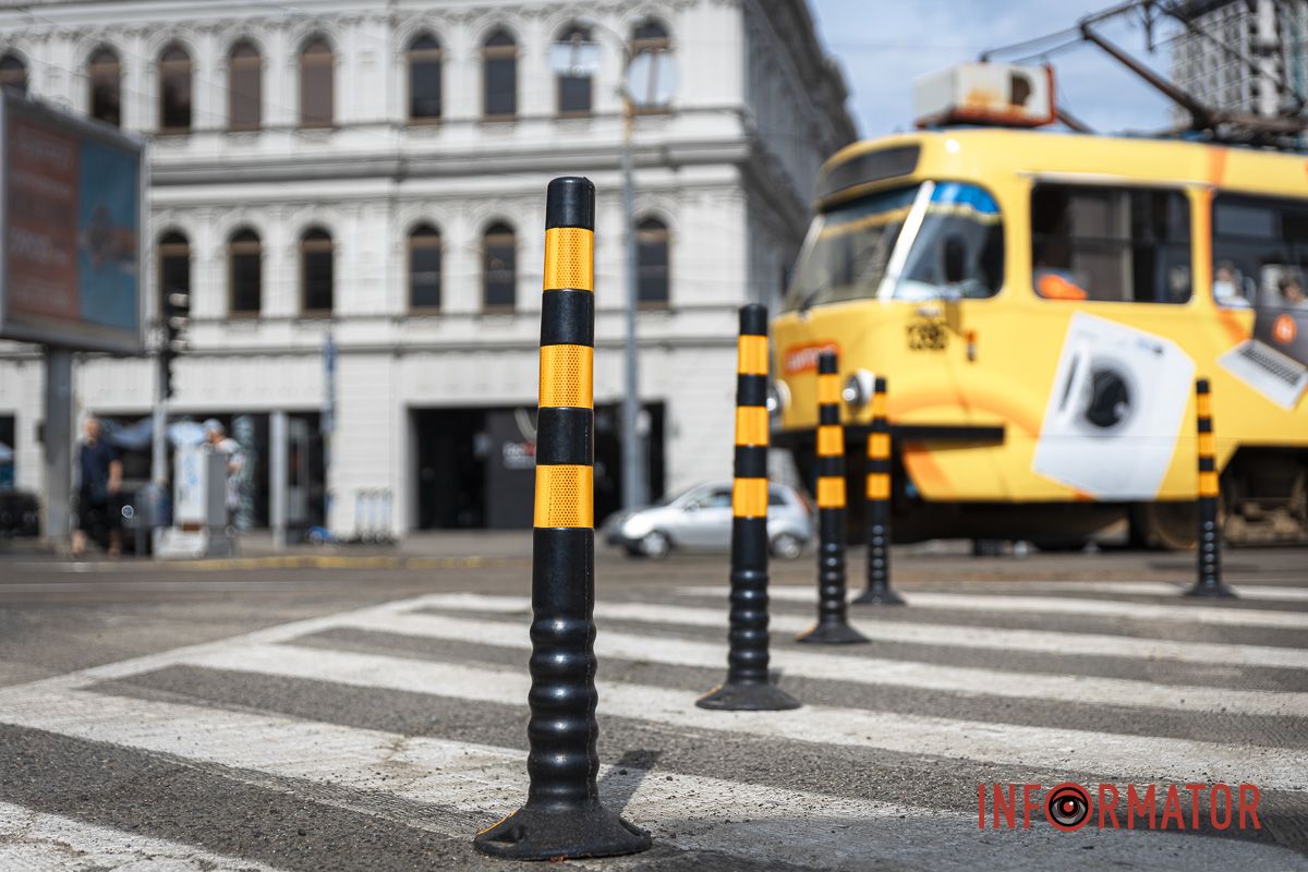 У центрі Дніпра встановили дорожні стовпчики та нові знаки 9