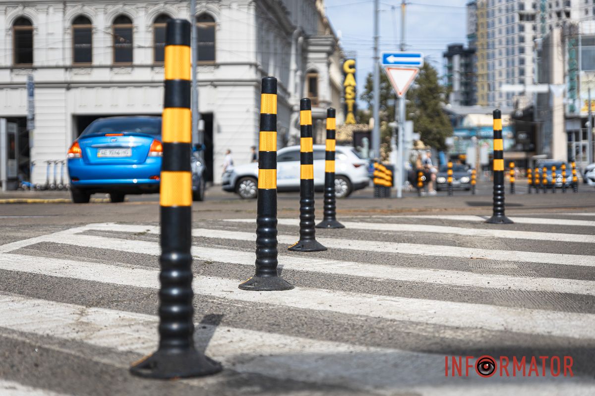 У центрі Дніпра встановили дорожні стовпчики та нові знаки 10