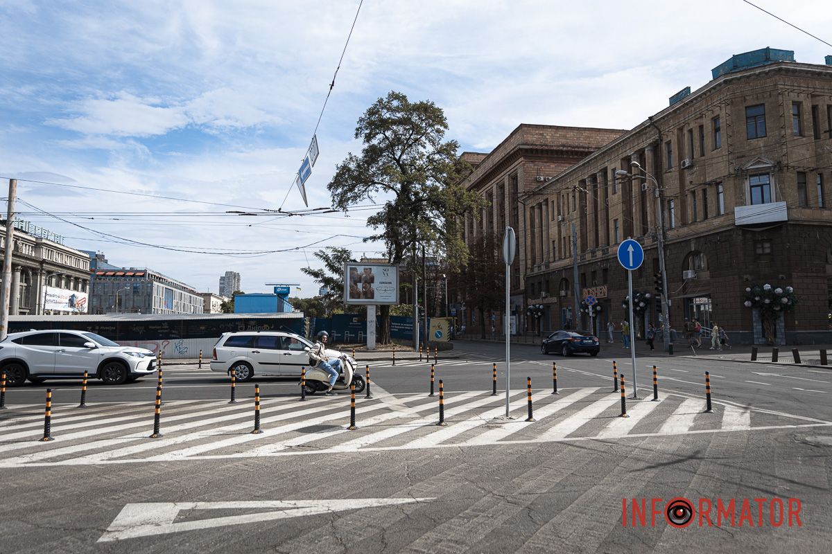 У центрі Дніпра встановили дорожні стовпчики та нові знаки 11