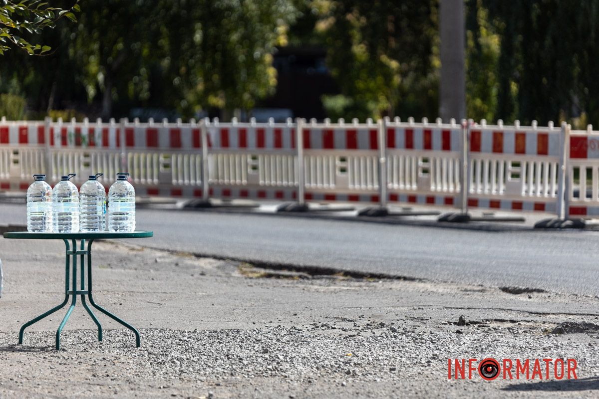На кольце мы увидели огромную яму, заполненную канализационными стоками На кольце мы увидели огромную яму, заполненную канализационными стоками