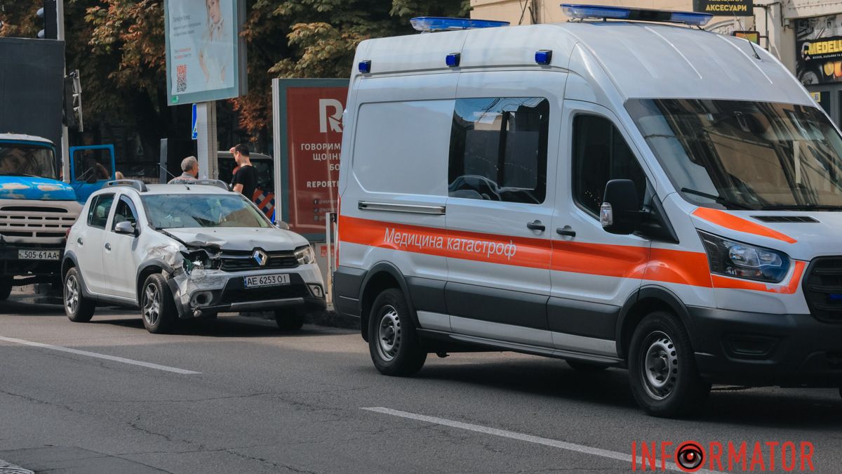 В Днепре на Яворницкого «скорая» въехала в Renault и Lexus