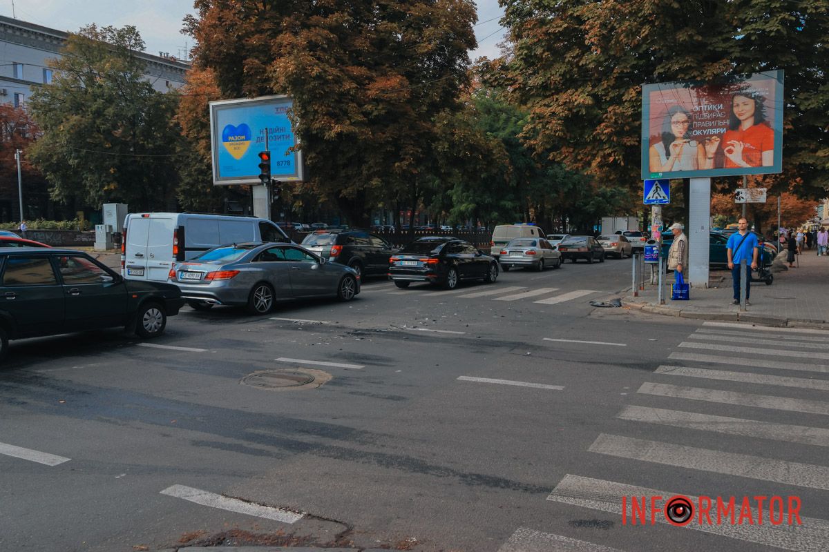 В Днепре на Яворницкого «скорая» въехала в Renault и Lexus 1