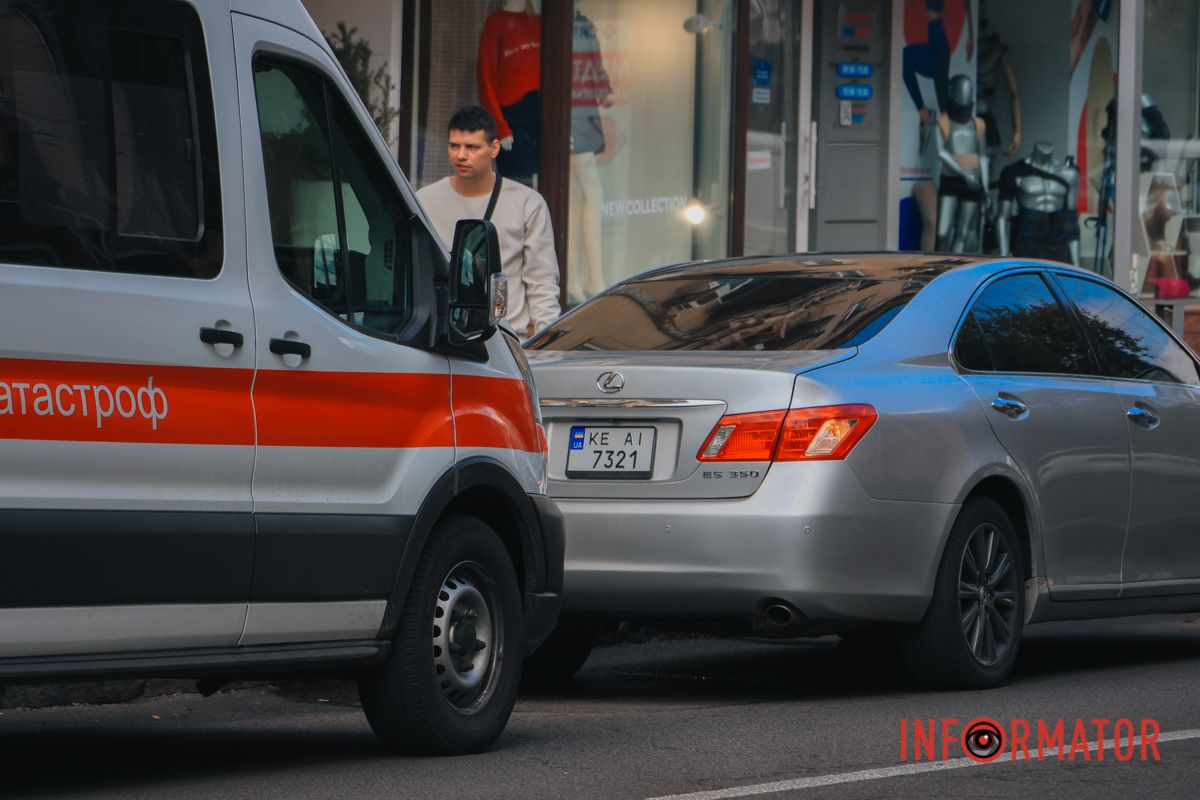 В Днепре на Яворницкого «скорая» въехала в Renault и Lexus 2
