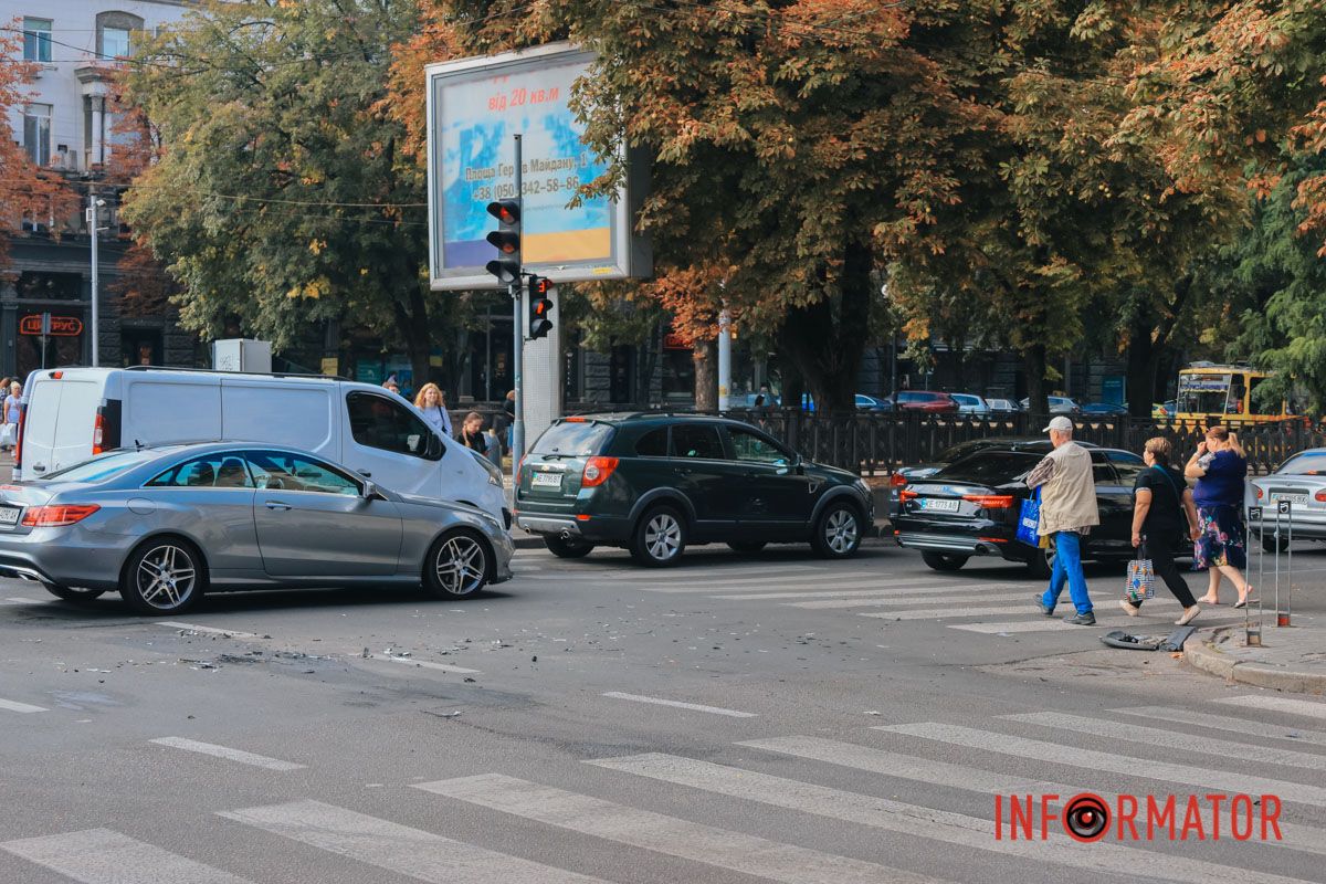 В Днепре на Яворницкого «скорая» въехала в Renault и Lexus 3