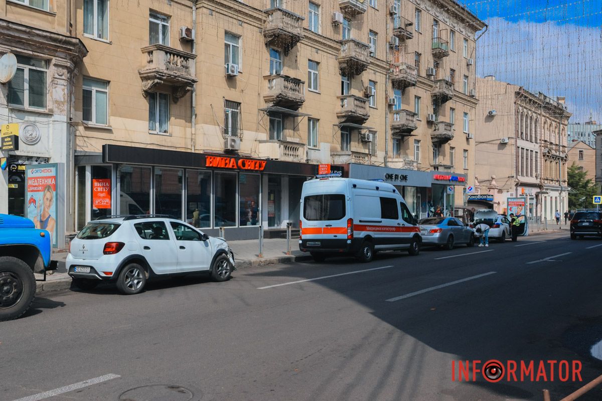 В Днепре на Яворницкого «скорая» въехала в Renault и Lexus 4