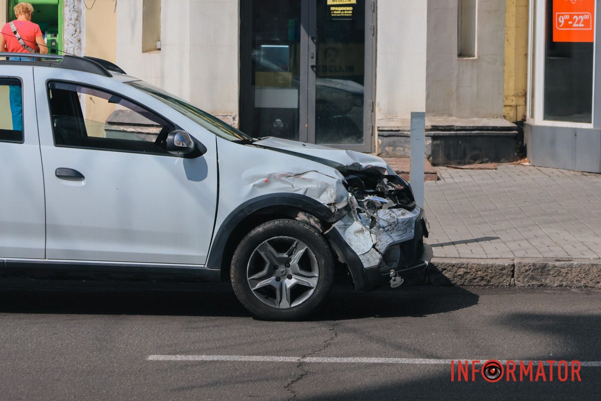 В Днепре на Яворницкого «скорая» въехала в Renault и Lexus 5