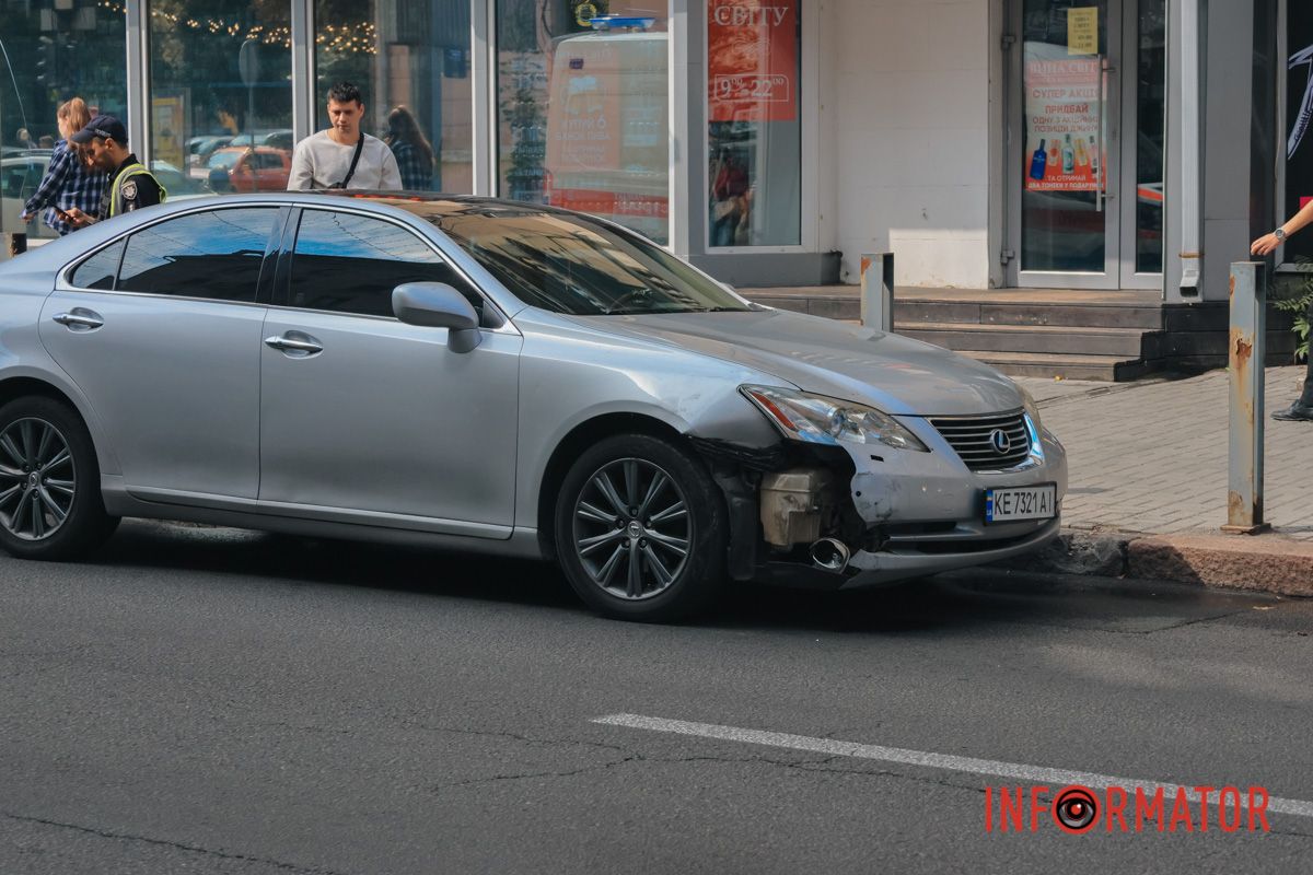 В Днепре на Яворницкого «скорая» въехала в Renault и Lexus 8