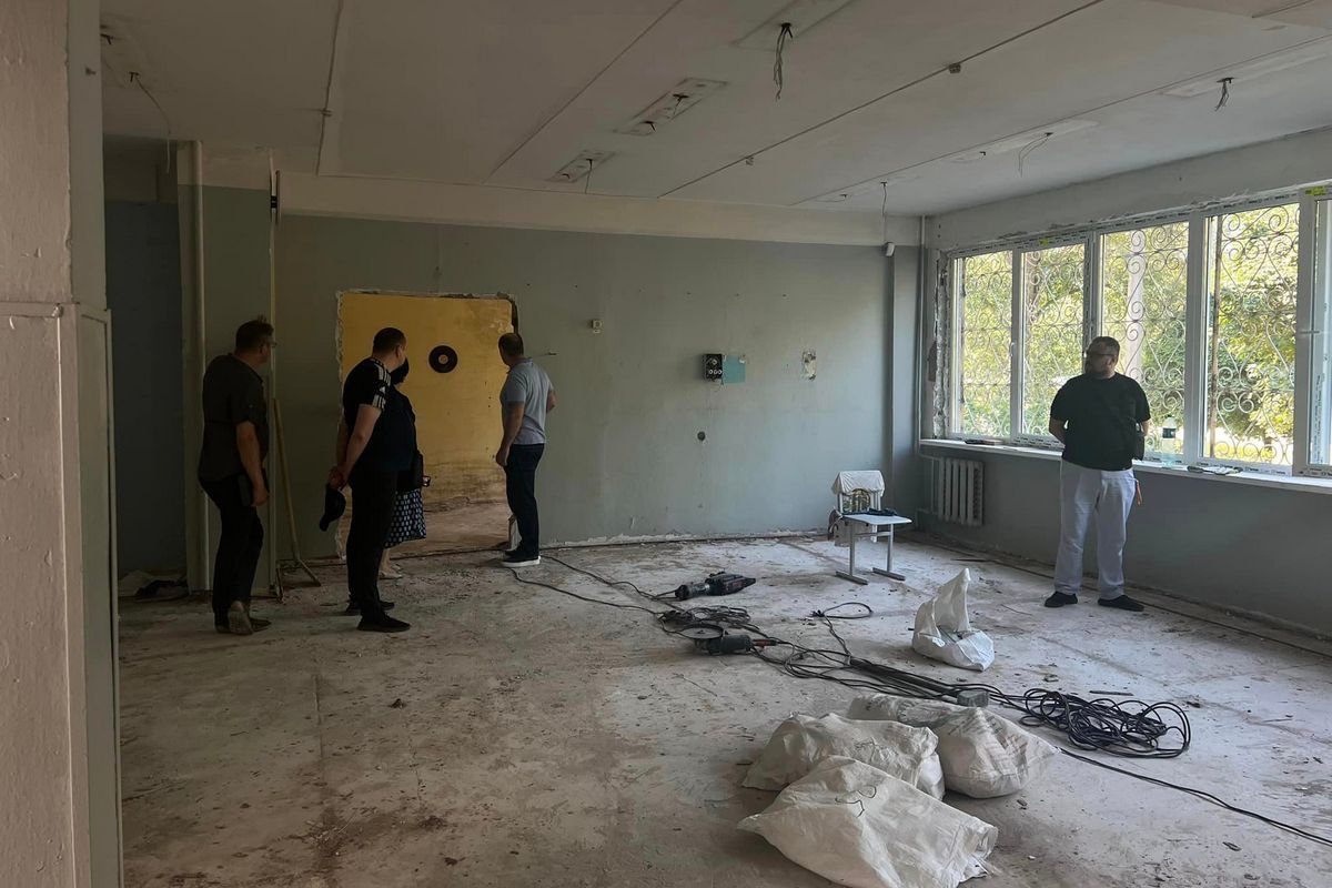 За його словами, попри часті сирени повітряної тривоги все йде по плану У Дніпрі 4 школи отримають нові сучасні лабораторії мехатроніки та кабінети праці. 3