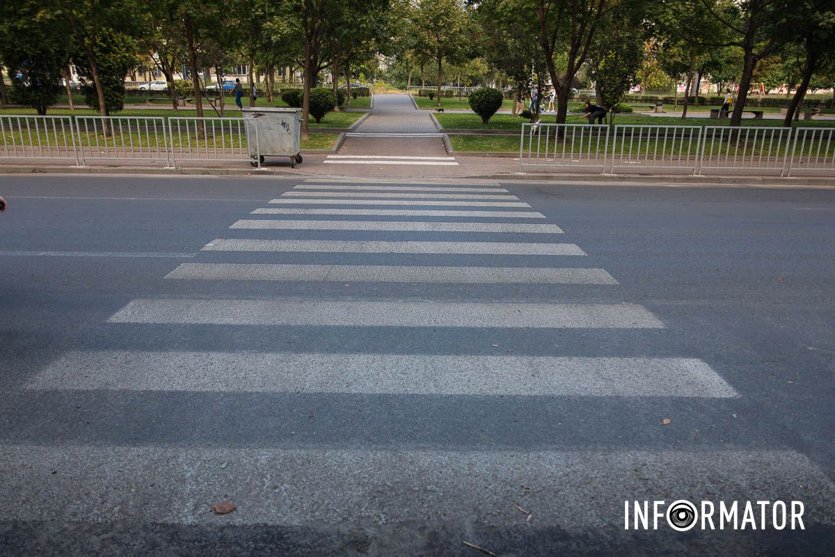 У Дніпрі на проспекті Миру BMW на пішохідному переході збив 10-річного хлопця: дитина в лікарні 3