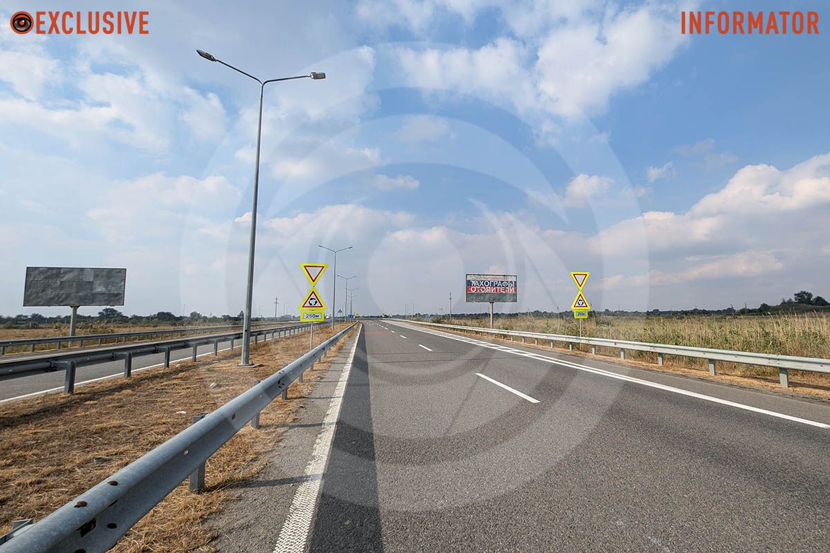 Видніються залишки реклами у кольорах прапора рф борд 2