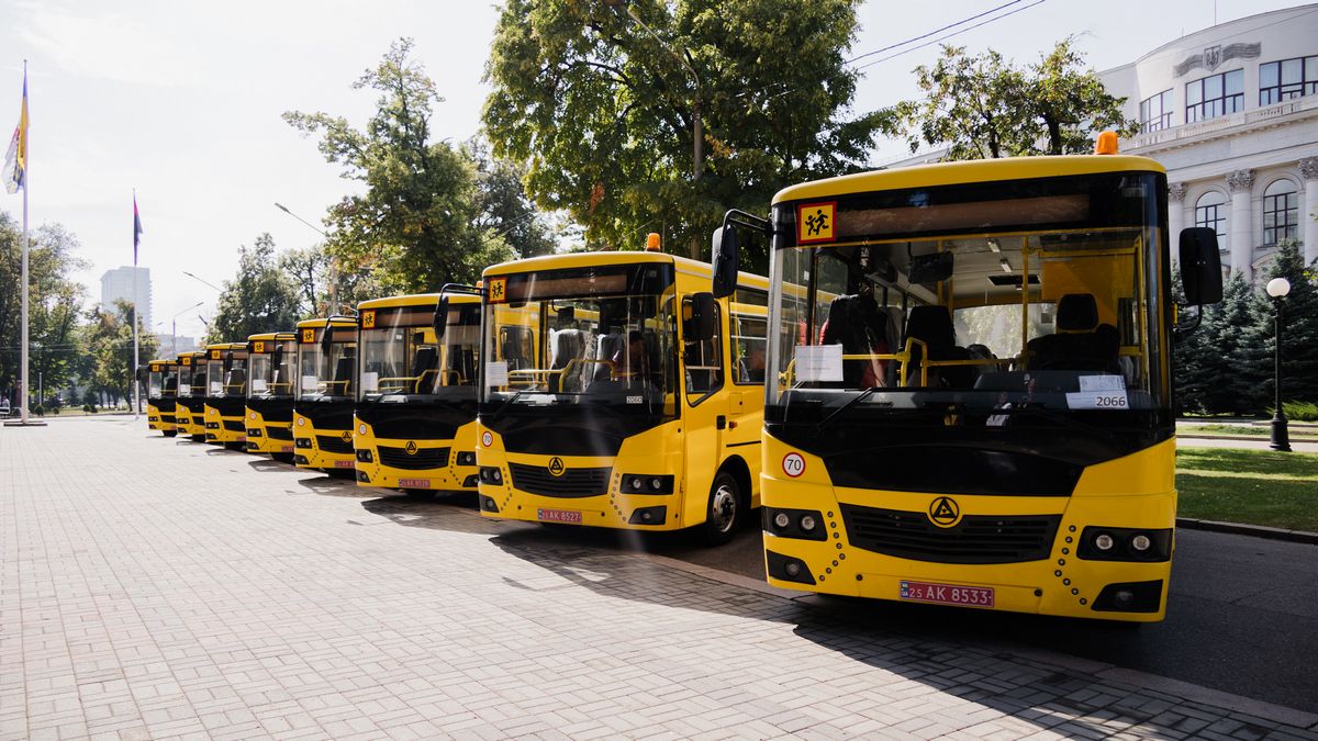 Общины Днепропетровщины получили очередную партию школьных автобусов