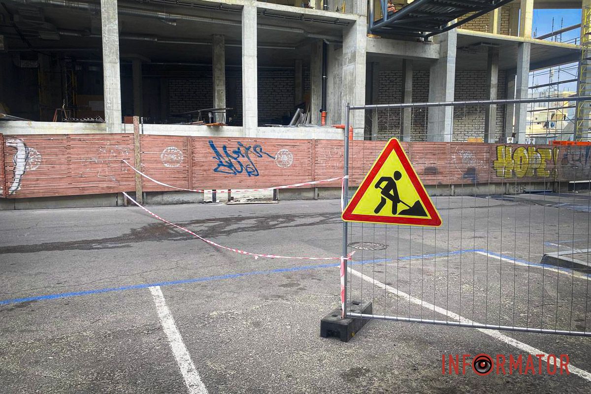 Люди йдуть попри заборону: вулицю Харківську у Дніпрі біля ТРЦ «Мост-Сіті» знову перекрили для руху 8