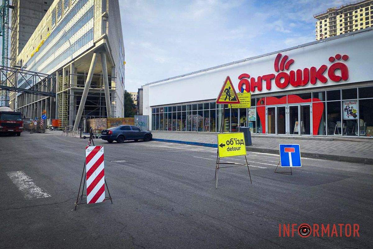 Люди йдуть попри заборону: вулицю Харківську у Дніпрі біля ТРЦ «Мост-Сіті» знову перекрили для руху 7