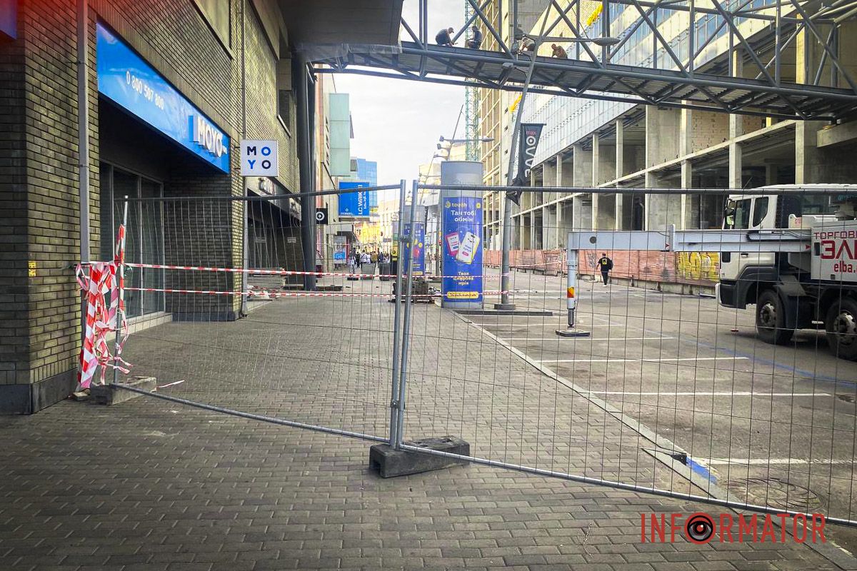 Люди йдуть попри заборону: вулицю Харківську у Дніпрі біля ТРЦ «Мост-Сіті» знову перекрили для руху 6