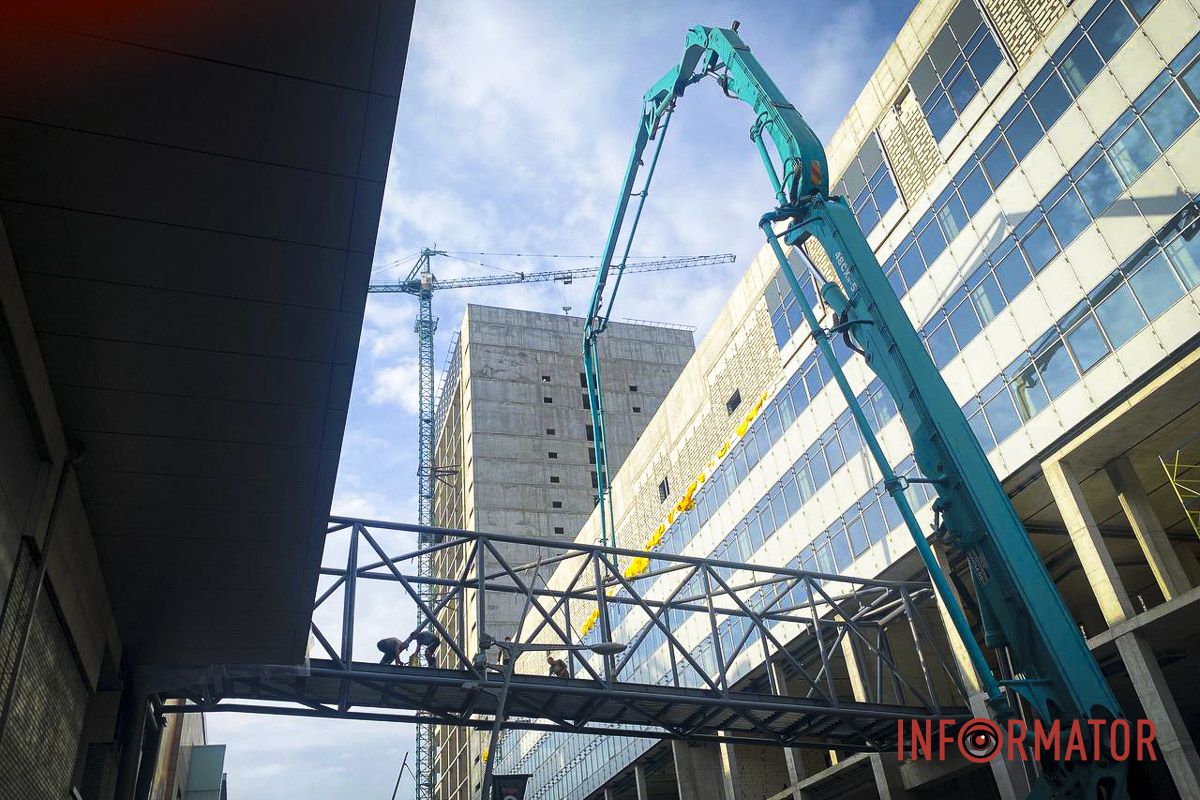 Люди йдуть попри заборону: вулицю Харківську у Дніпрі біля ТРЦ «Мост-Сіті» знову перекрили для руху 5