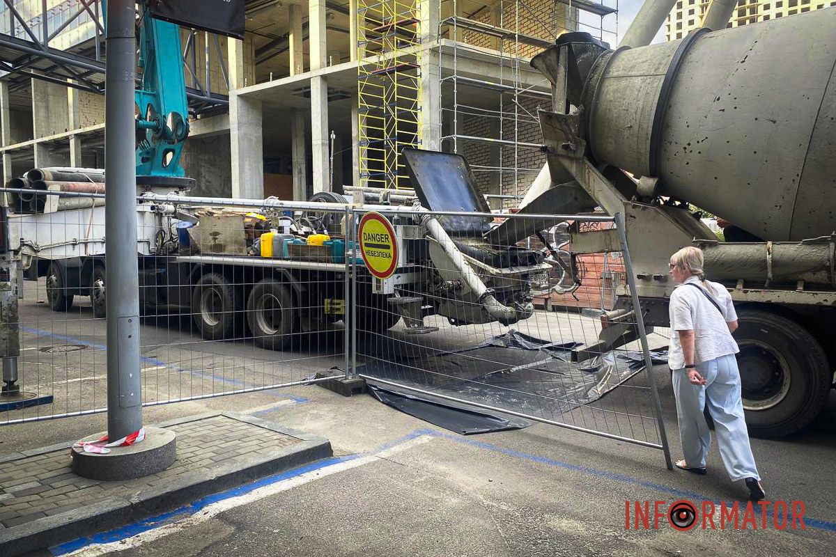 Люди йдуть попри заборону: вулицю Харківську у Дніпрі біля ТРЦ «Мост-Сіті» знову перекрили для руху 4