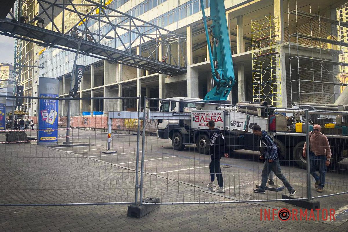 Люди йдуть попри заборону: вулицю Харківську у Дніпрі біля ТРЦ «Мост-Сіті» знову перекрили для руху 3