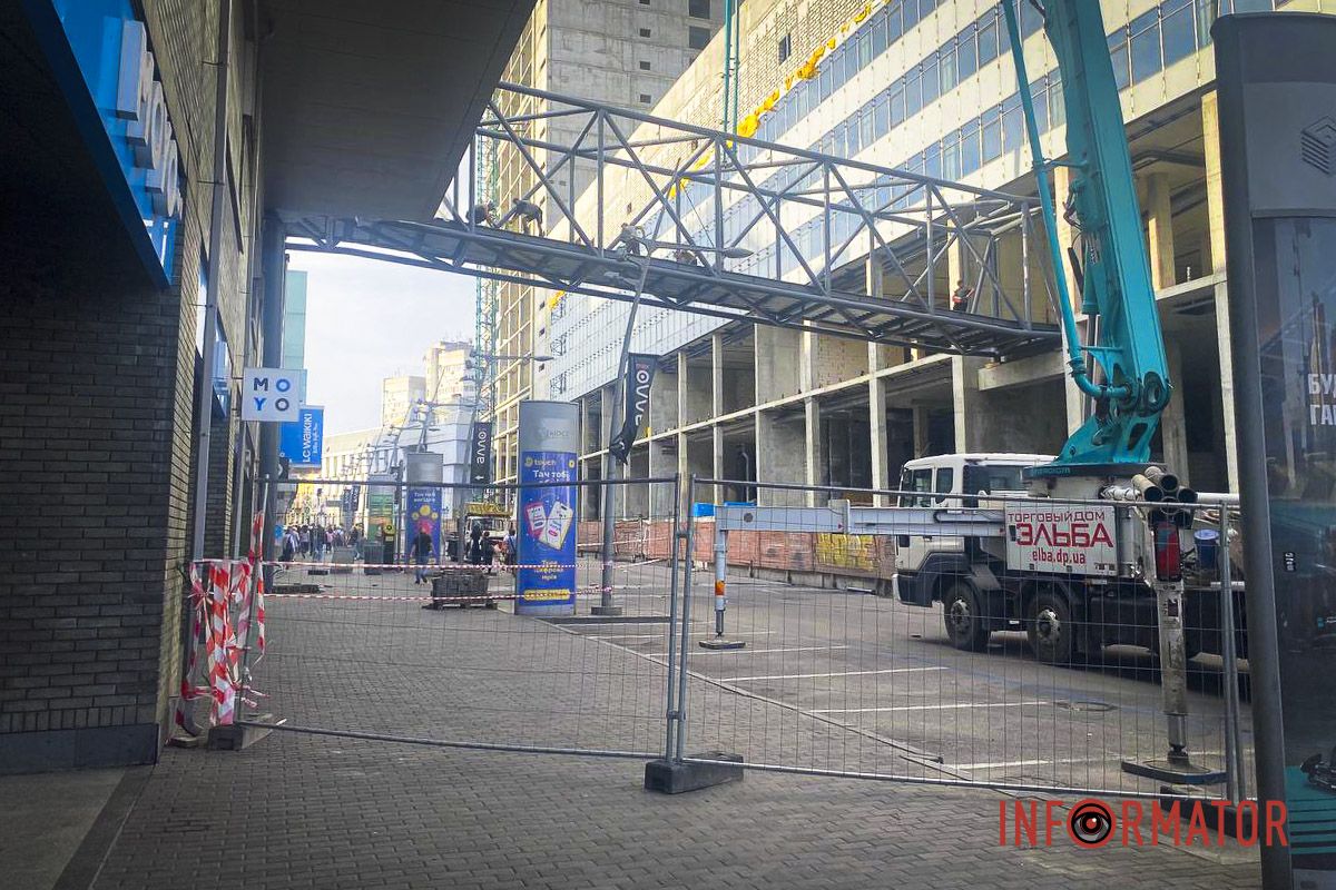 Люди йдуть попри заборону: вулицю Харківську у Дніпрі біля ТРЦ «Мост-Сіті» знову перекрили для руху 2