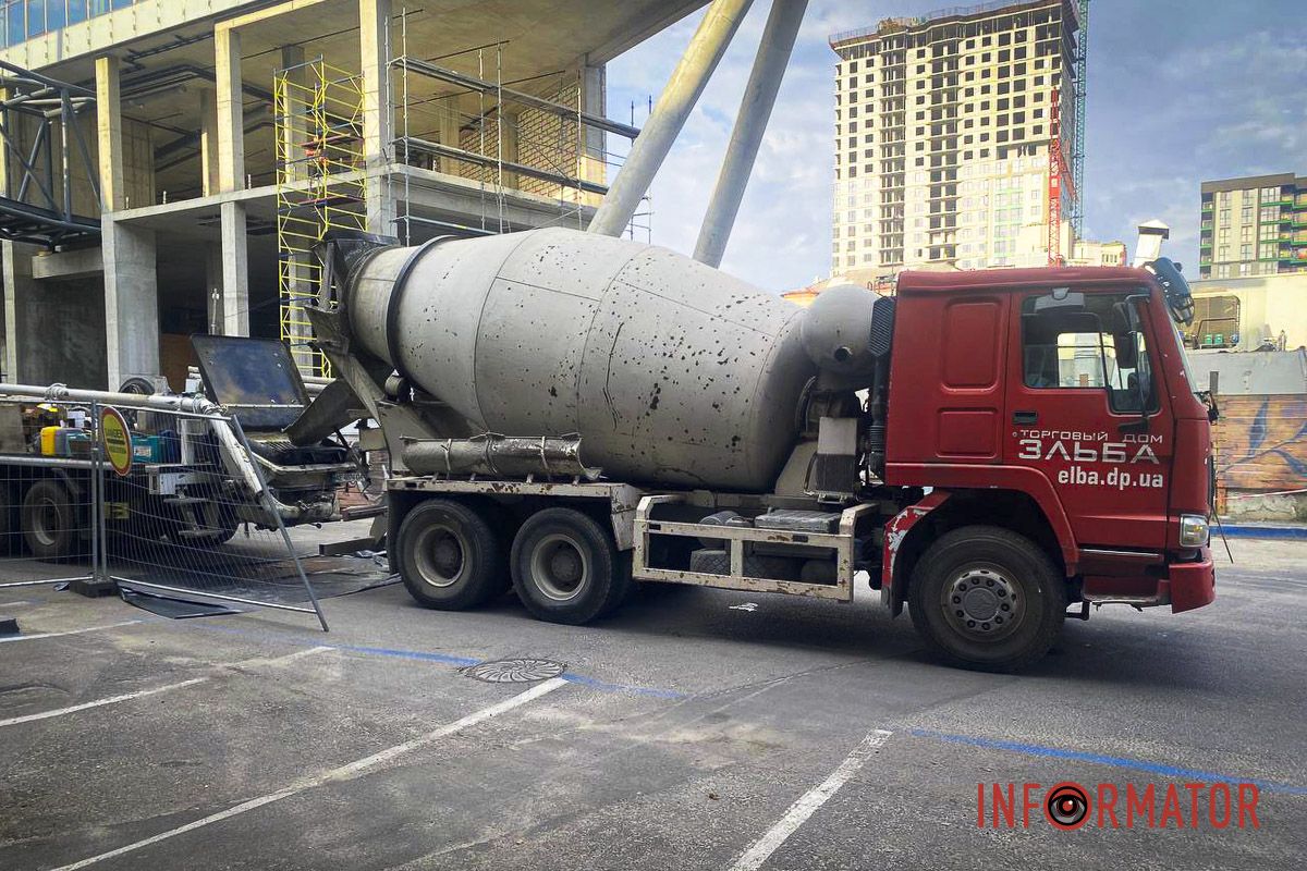 Люди йдуть попри заборону: вулицю Харківську у Дніпрі біля ТРЦ «Мост-Сіті» знову перекрили для руху 1