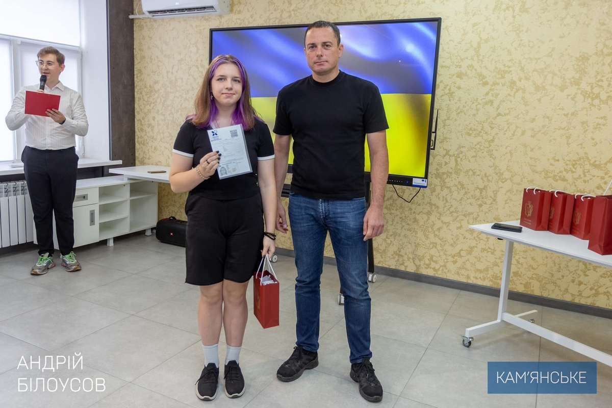 Накануне 274-й годовщины основания города: в Каменском молодежи выдали паспорта 5