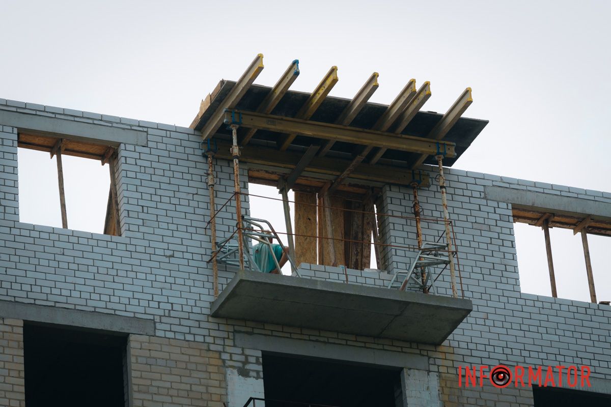 В Днепре на Эдеиды начали восстанавливать многоэтажный дом, в который в феврале попал Шахед 2