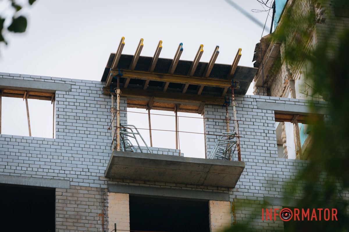 В Днепре на Эдеиды начали восстанавливать многоэтажный дом, в который в феврале попал Шахед 7