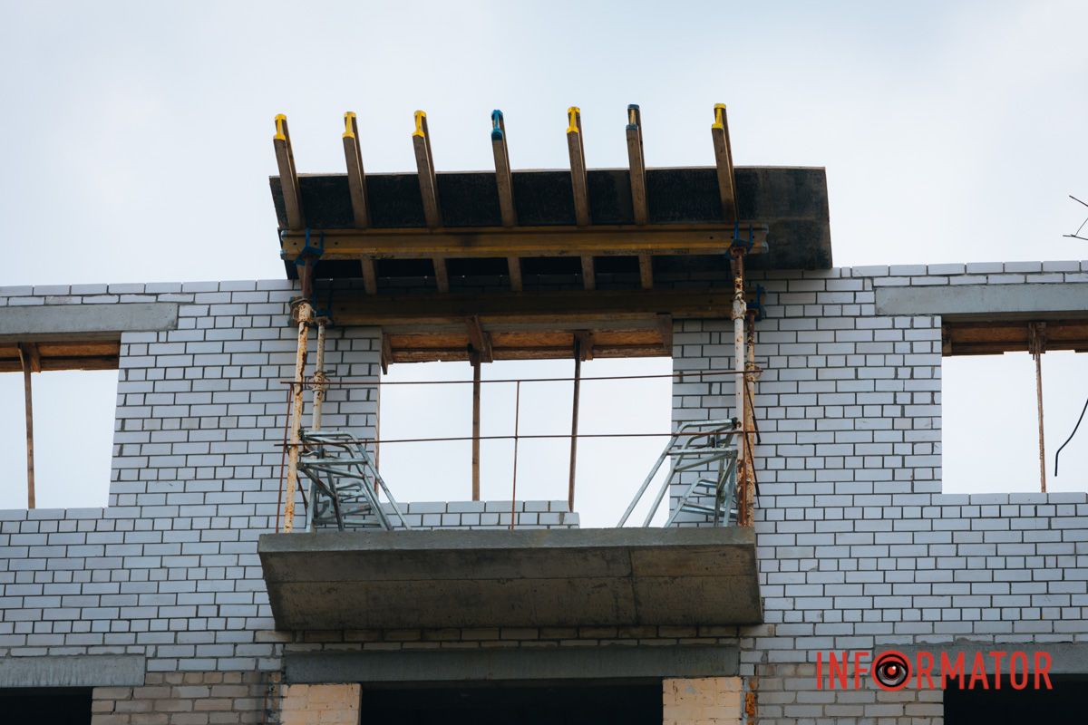 В Днепре на Эдеиды начали восстанавливать многоэтажный дом, в который в феврале попал Шахед 12