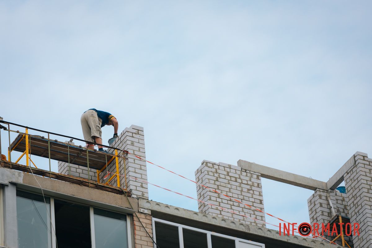 В Днепре на Эдеиды начали восстанавливать многоэтажное здание, в которое в феврале попал 