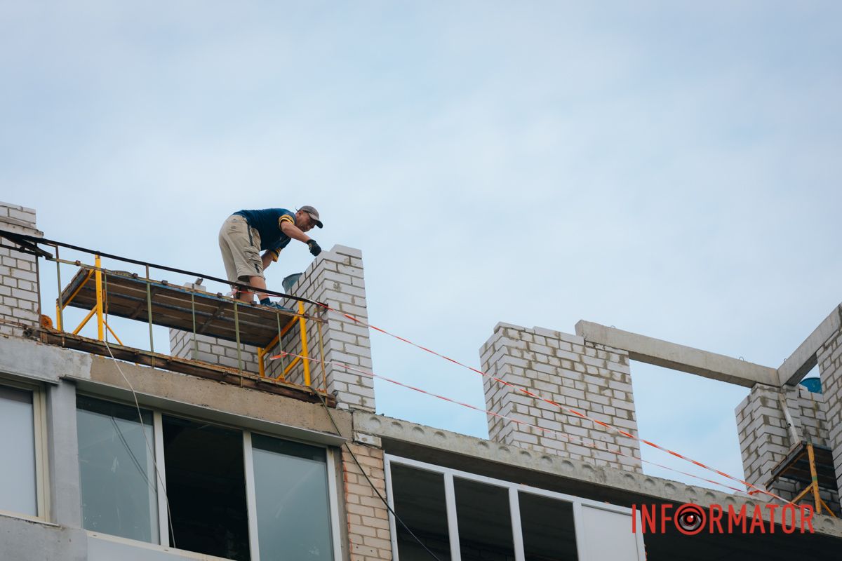 В Днепре на Эдеиды начали восстанавливать многоэтажный дом, в который в феврале попал Шахед 26