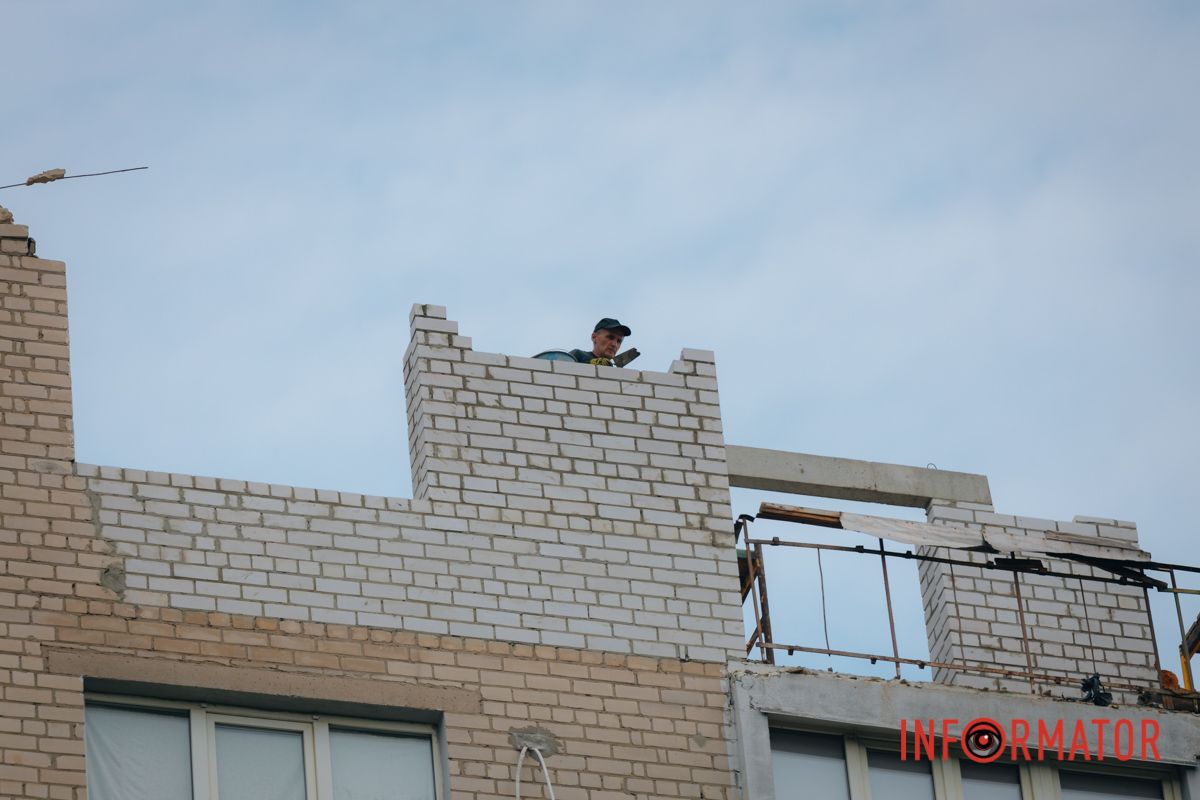 В Днепре на Эдеиды начали восстанавливать многоэтажное здание, в которое в феврале попал 