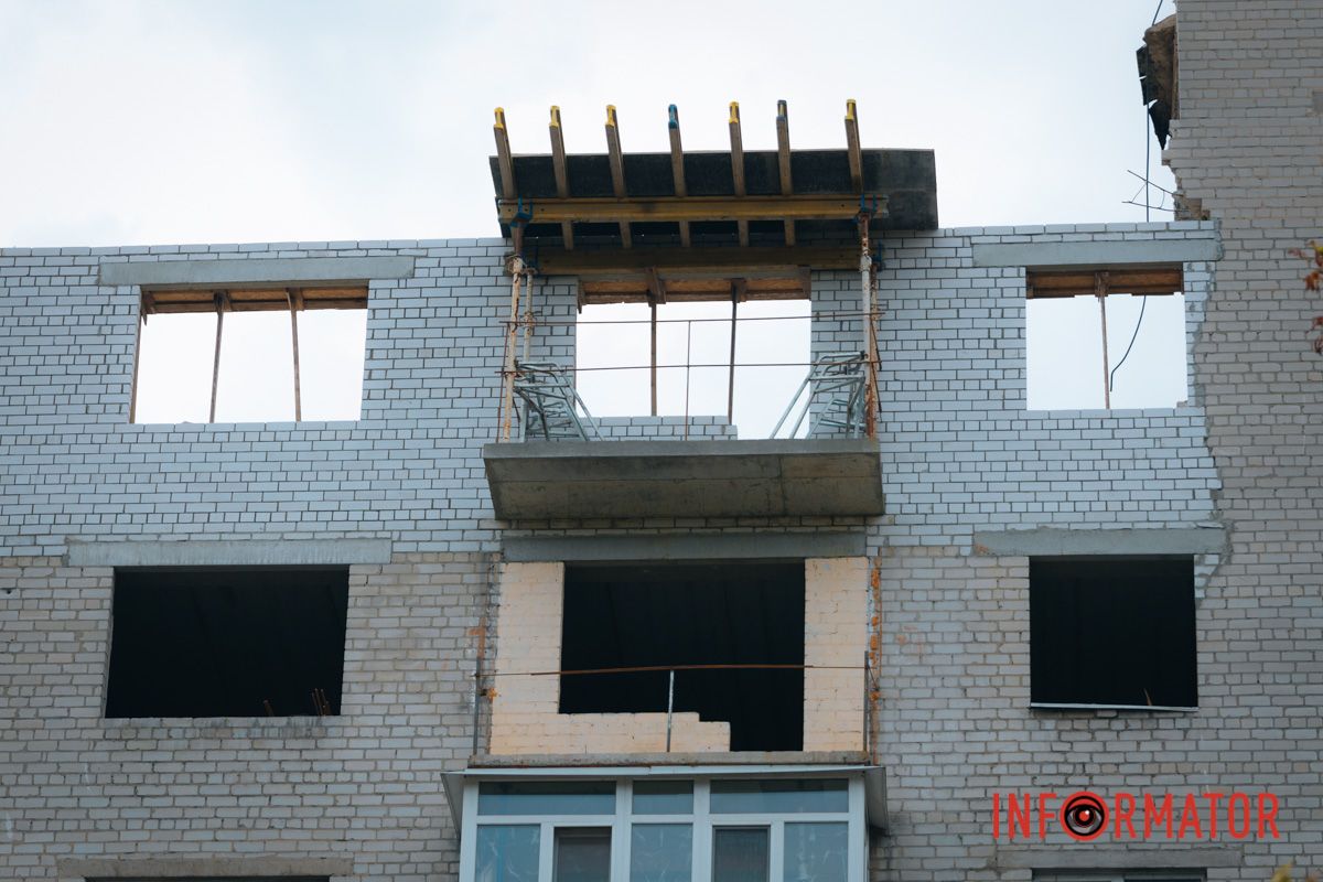 В Днепре на Эдеиды начали восстанавливать многоэтажный дом, в который в феврале попал Шахед 31