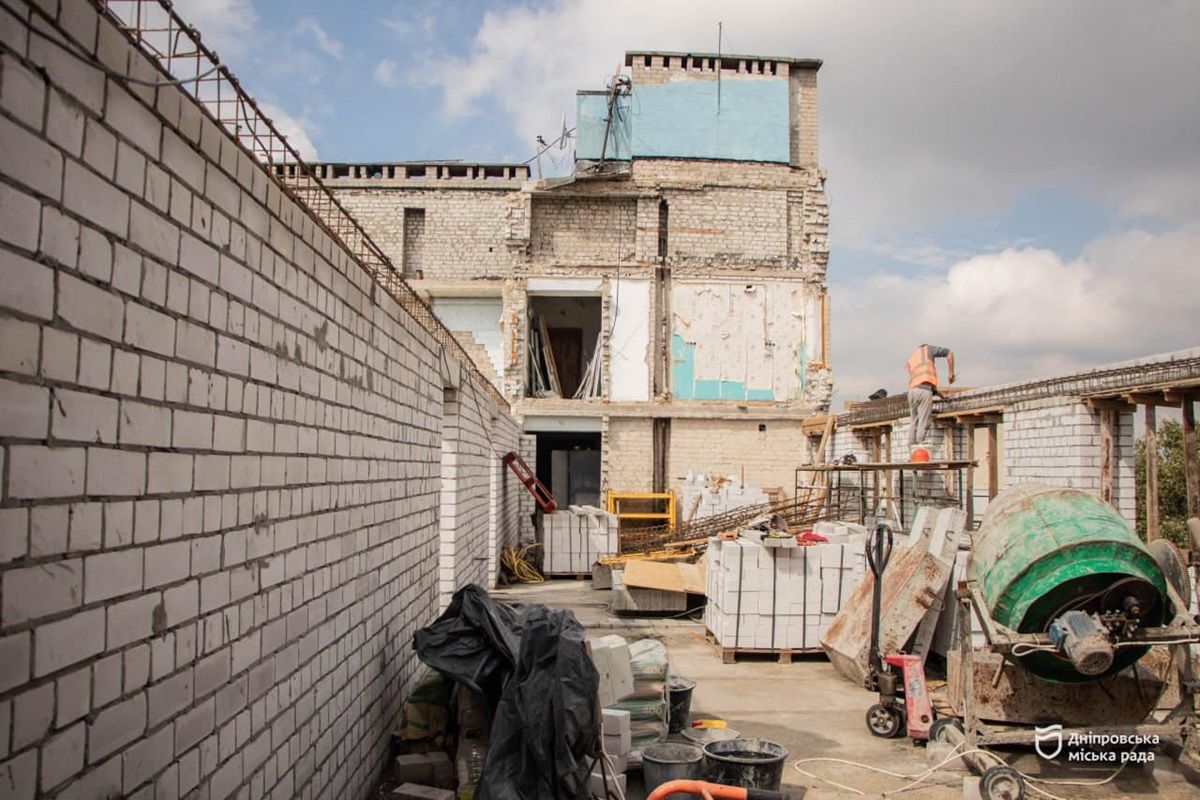 Происходящее на месте атаки "Шахедом" в Днепре, где восстанавливают дом