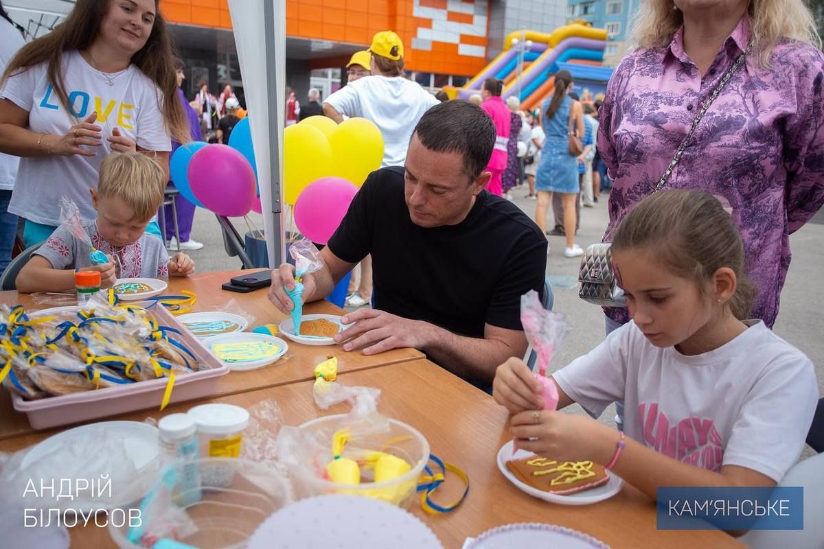 Кожен охочий міг придбати дитячі малюнки, картини місцевих художників У Кам'янському провели благодійний мистецький марафон в підтримку ЗСУ 4