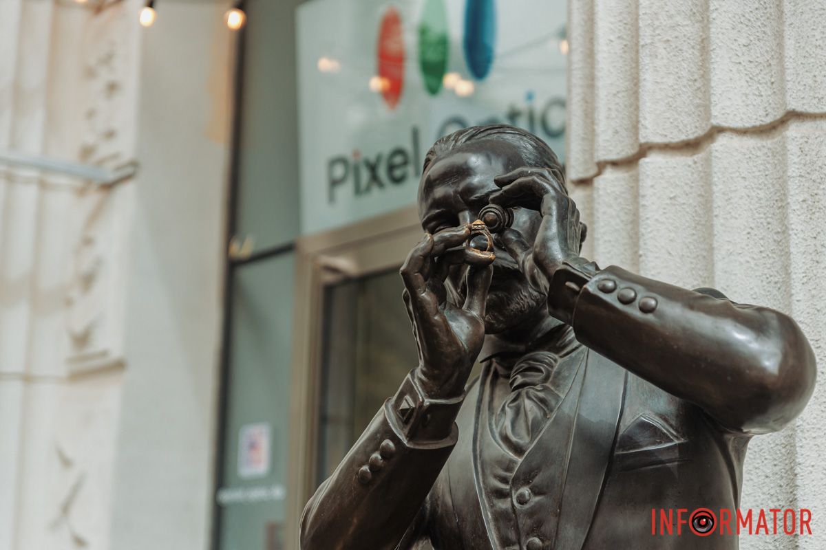 Кажуть, що його перстень допомагає жінкам вийти заміж