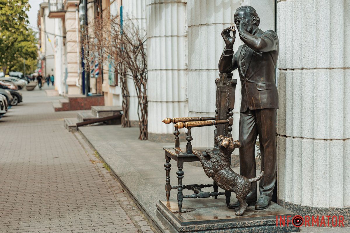 У Дніпрі на проспекті Дмитра Яворницького знаходиться скульптура у вигляді ювеліра