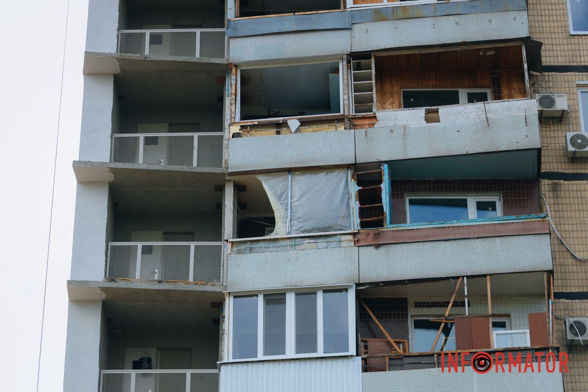 Робітники ще працюють на одній зі стін