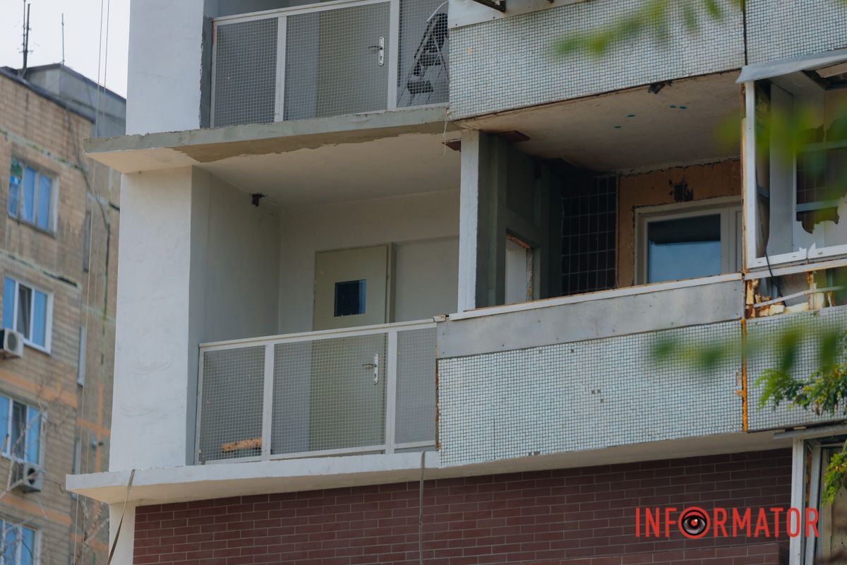 За ним знаходиться будівельна техніка та матеріали, необхідні для робіт