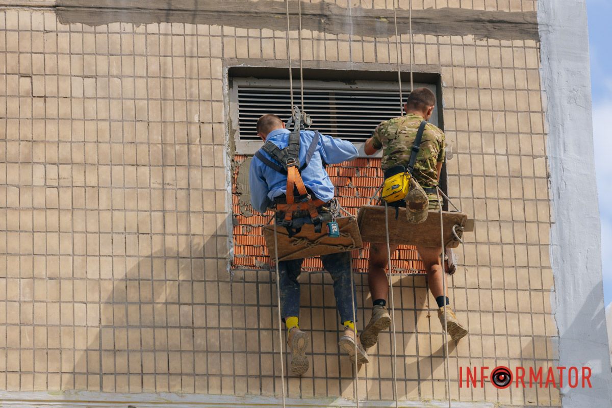 Так, територія поблизу двох під’їздів огороджена парканом