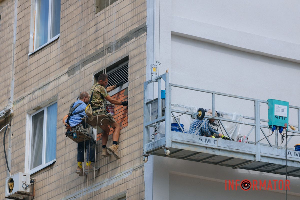 Станом на 13 вересня, одна стіна будинку утеплена та пофарбована у сірий колір