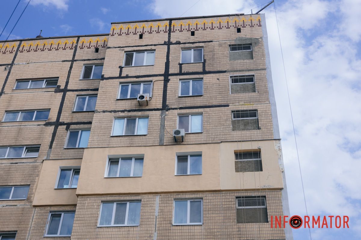 Територію огородили парканом