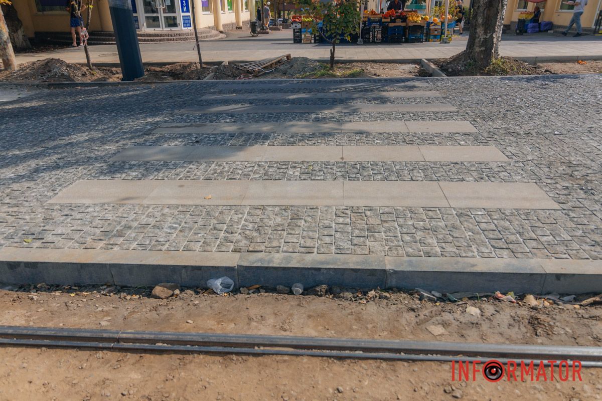 У Дніпрі на Соборній площі з'явилася перша “віденська” платформа 15