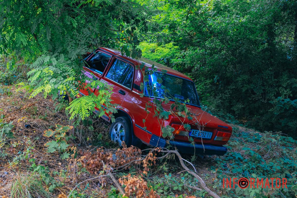 В Днепре на Кукурбы ВАЗ съехал в кювет: пострадал человек 9