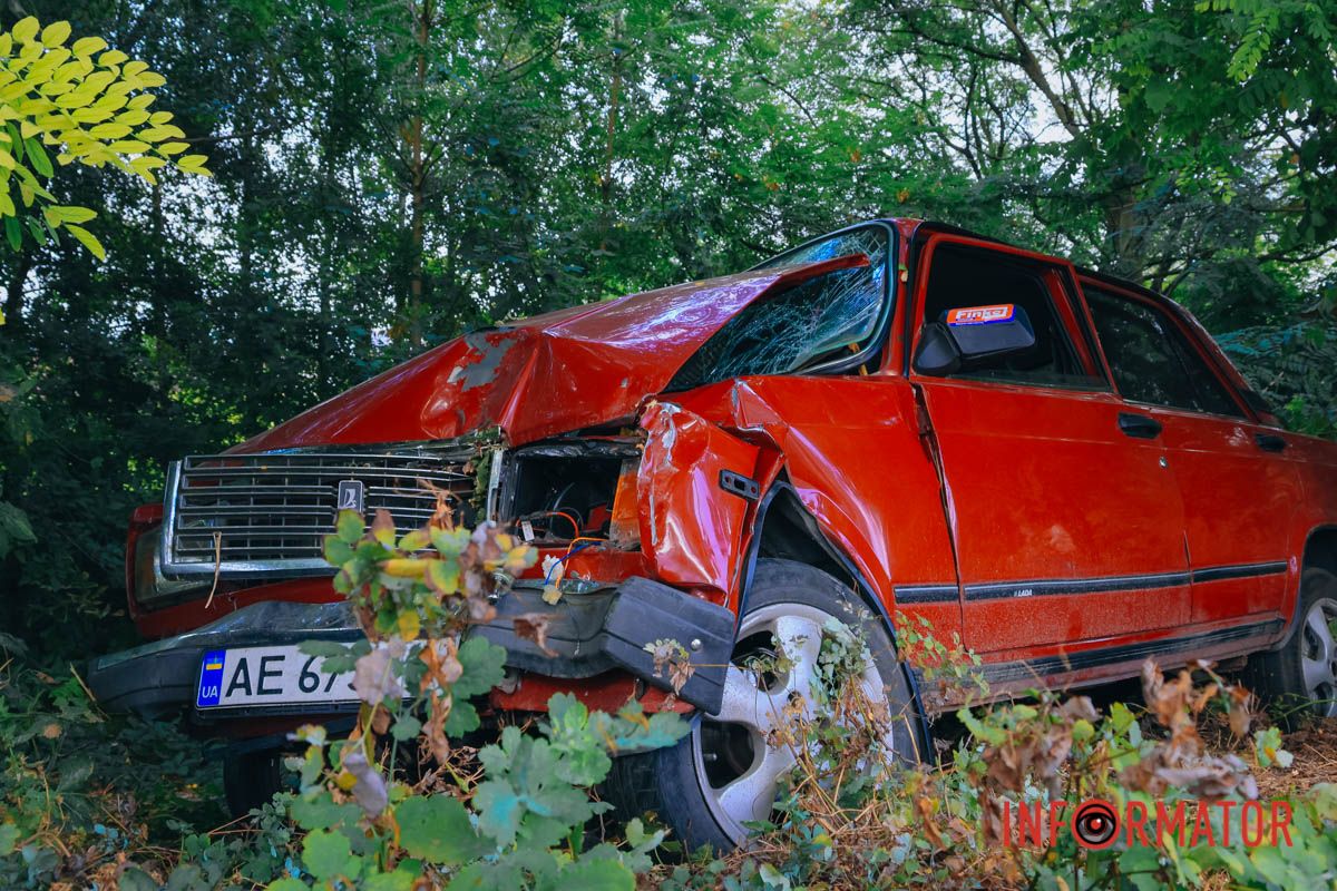 В Днепре на Кукурбы ВАЗ съехал в кювет: пострадал человек 7