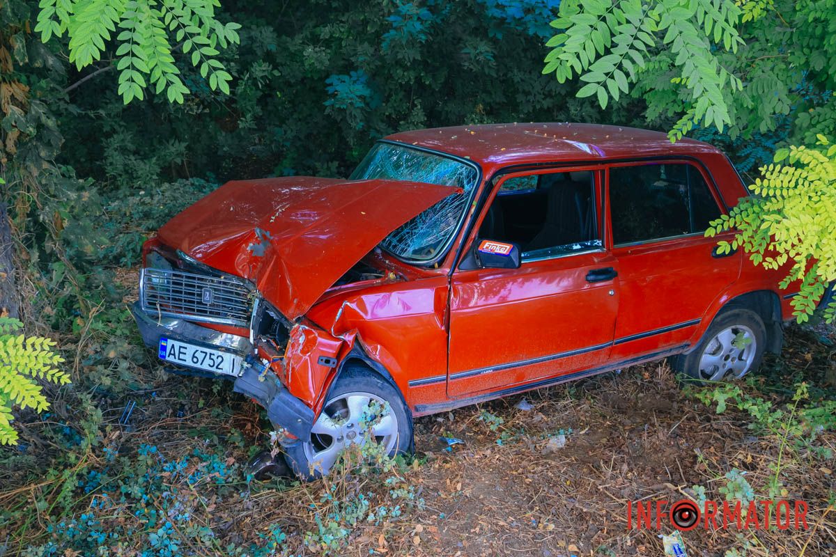 В Днепре на Кукурбы ВАЗ съехал в кювет: пострадал человек 3